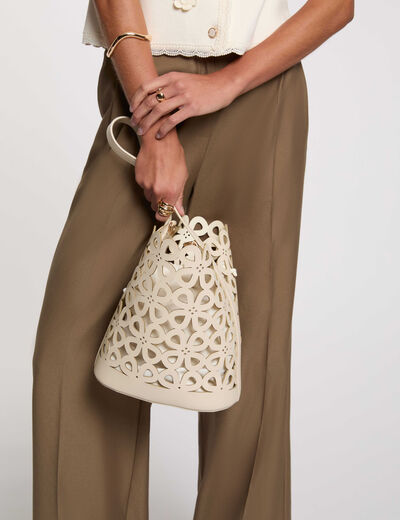 Gesneden emmer tas helder wit vrouw