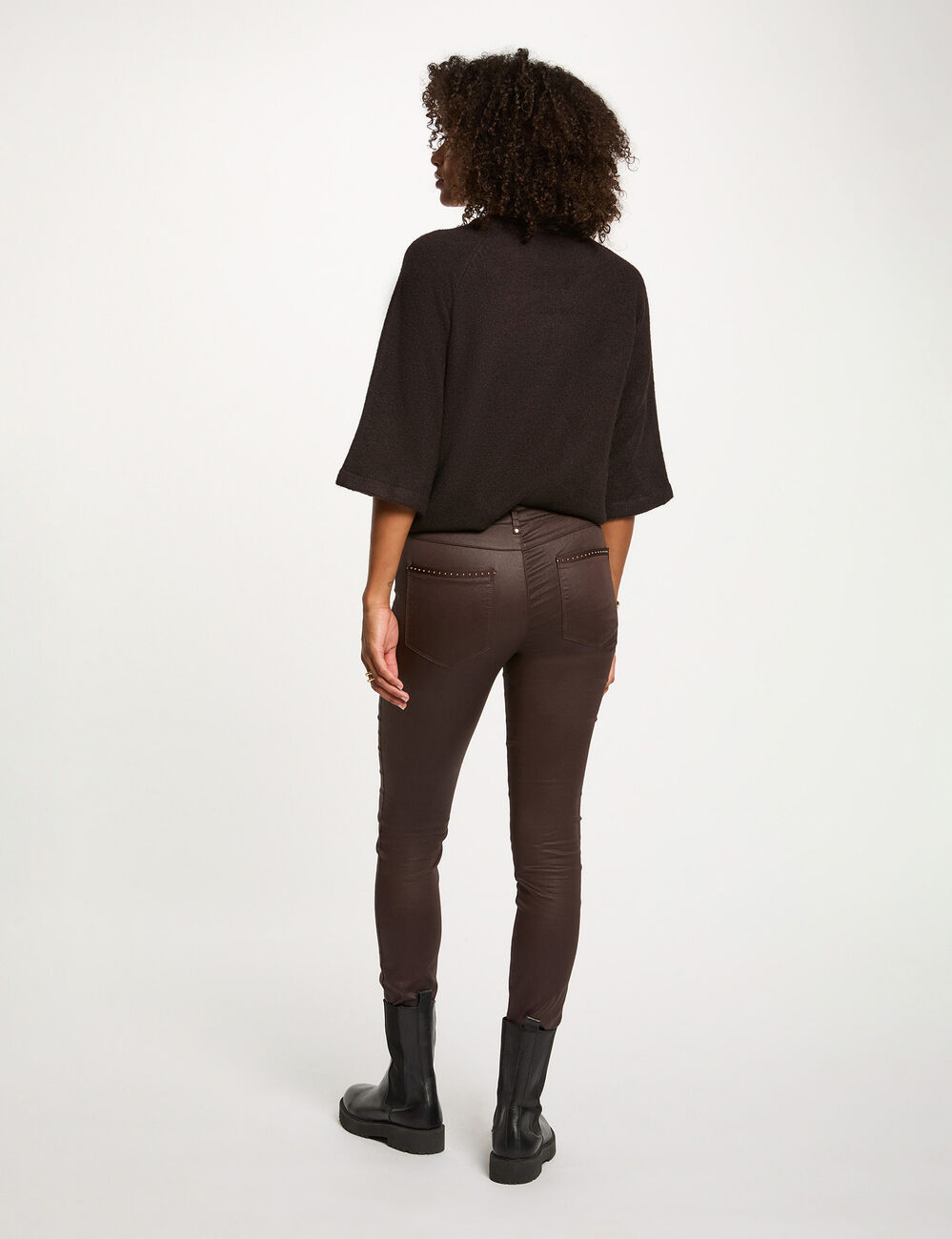 Pantalon slim enduit marron foncé femme