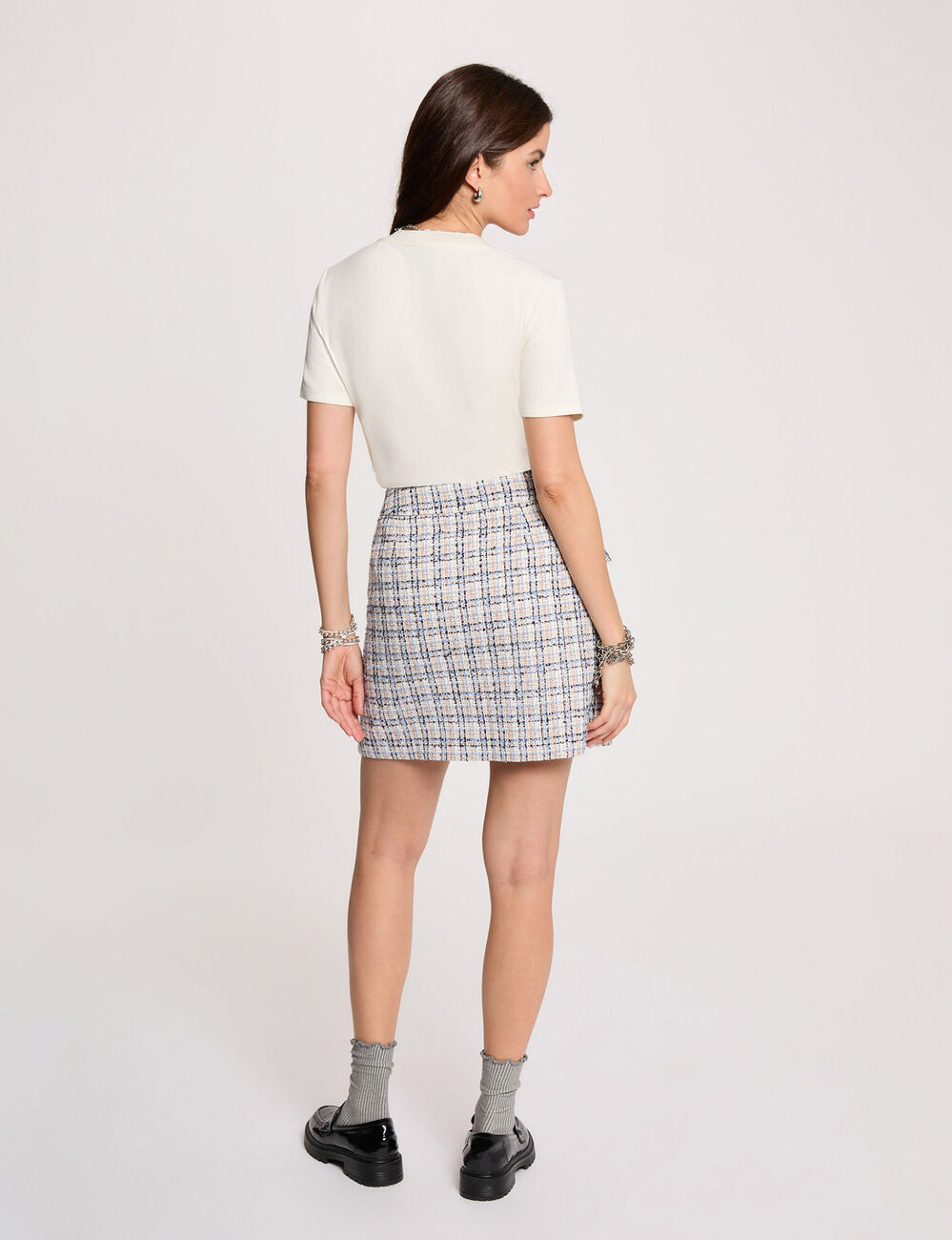 Korte zwierige rok meerkleurig vrouw