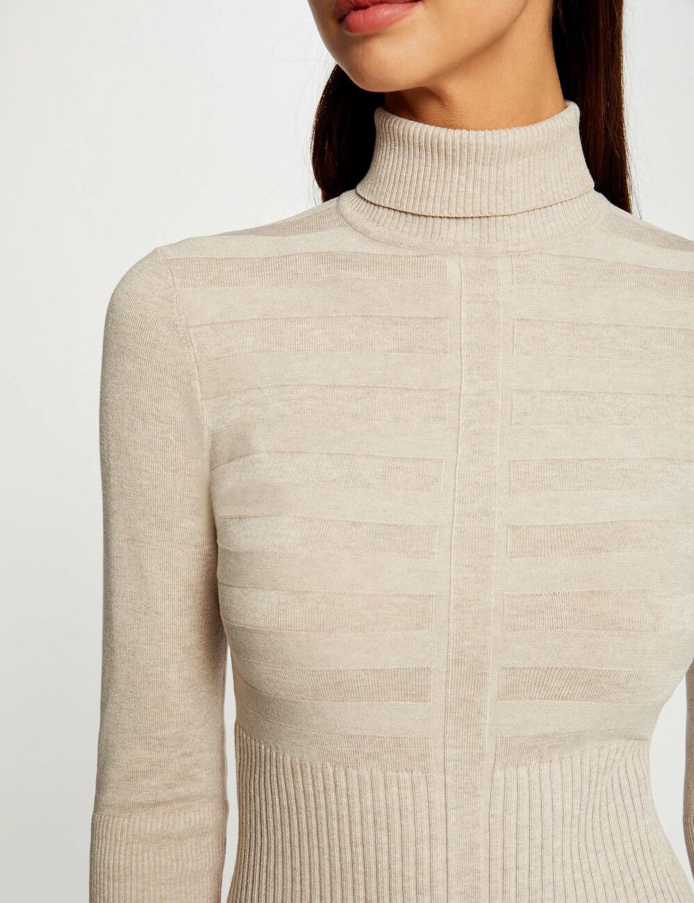 Getailleerde jurk met rolkraag in fijn tricot zand vrouw
