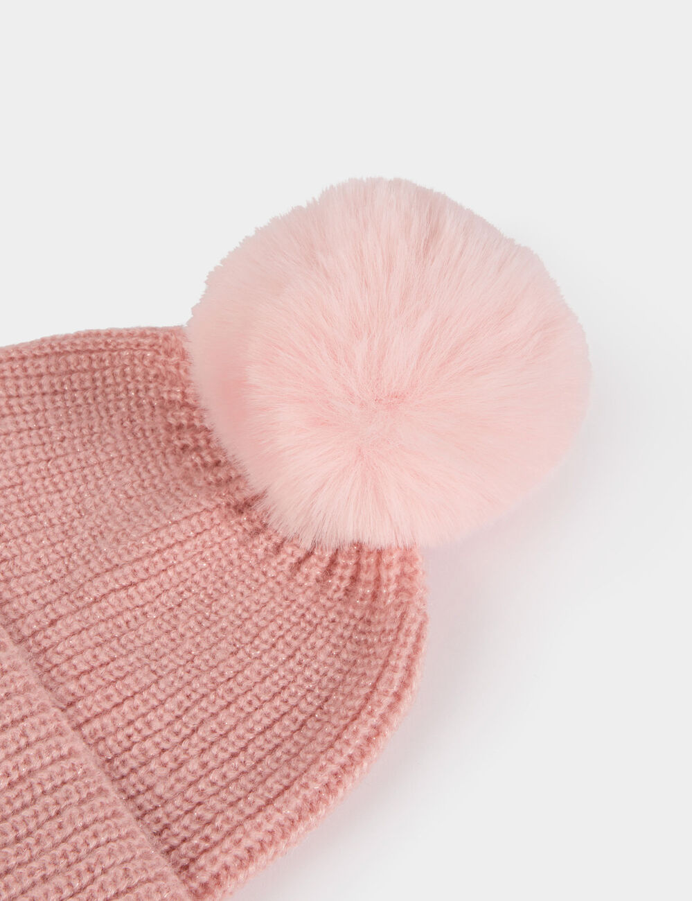 Muts met pompon poeder roze vrouw