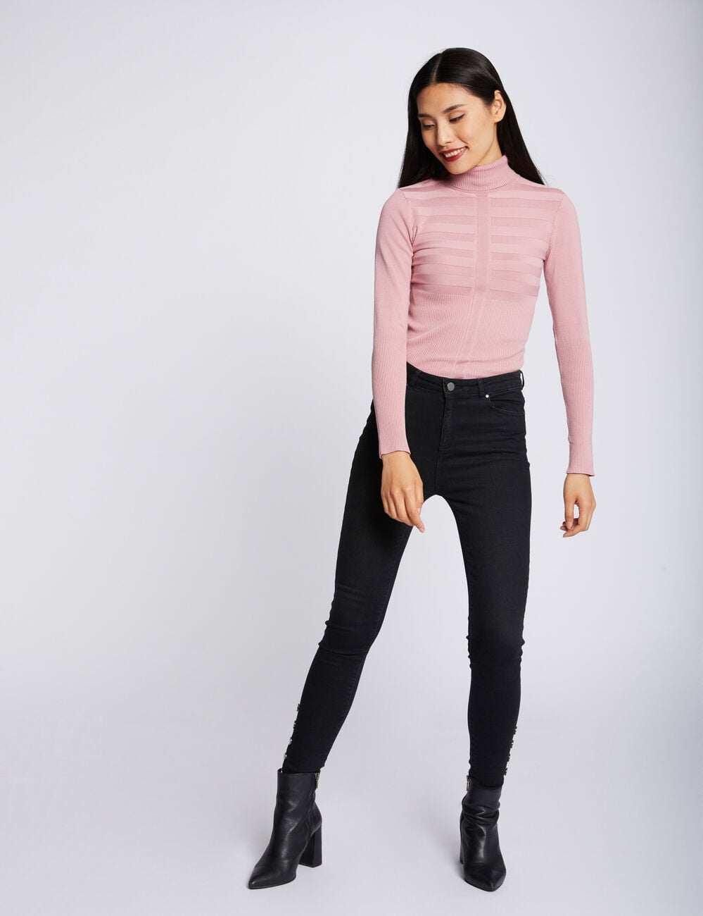 Pull col roul&eacute; ajust&eacute; rose clair femme
