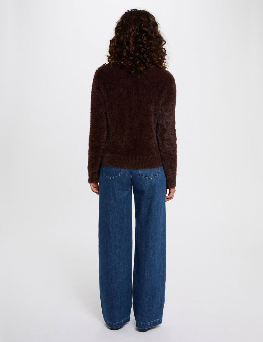 Pull court ajusté marron foncé femme