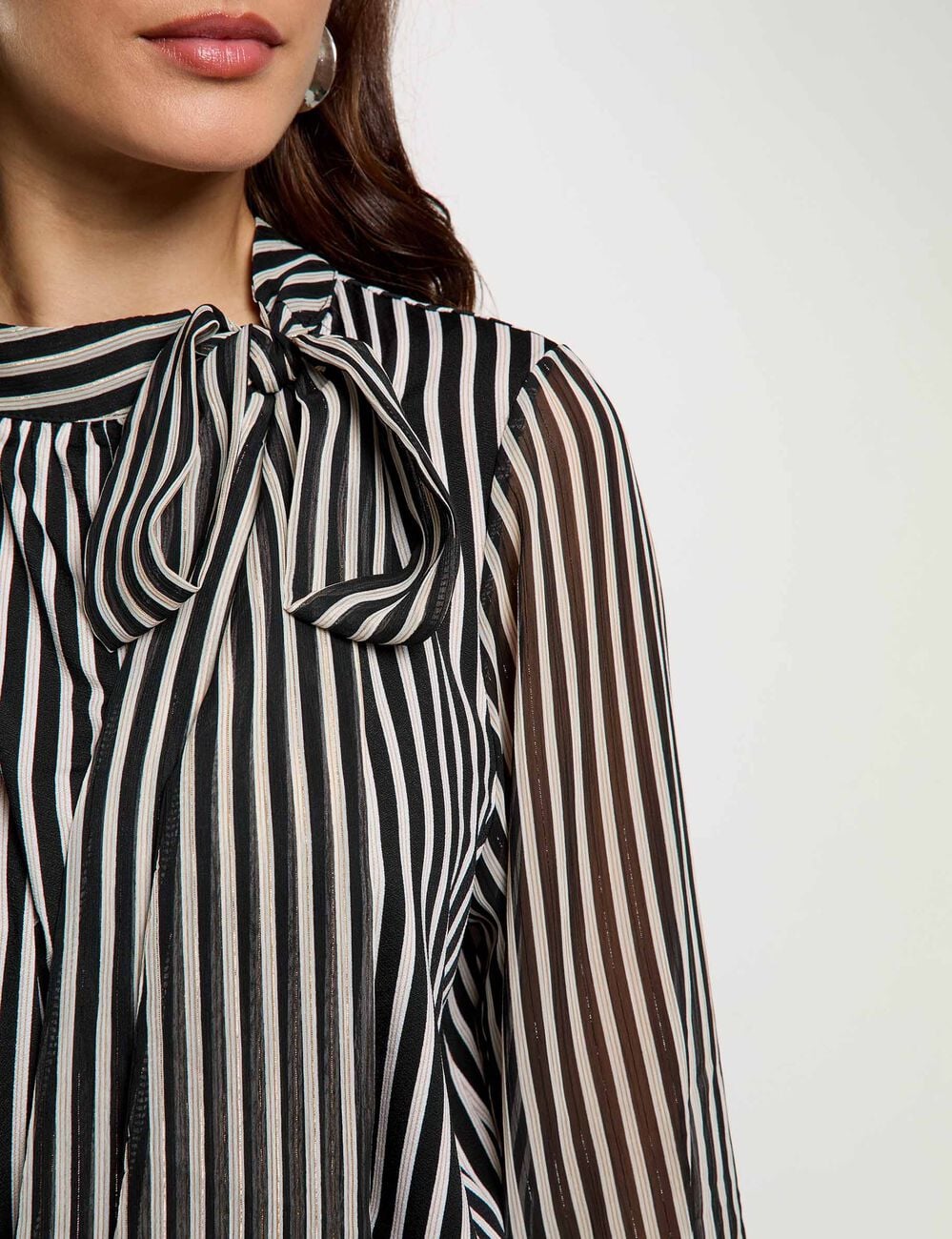 T-shirt col lavalli&egrave;re noir femme