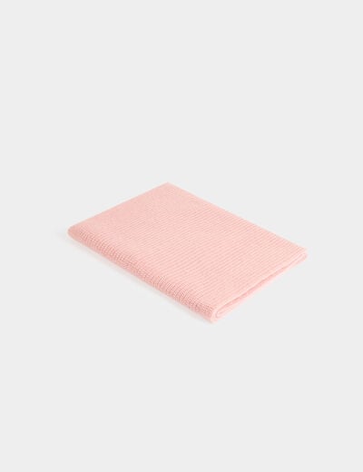 Gebreide sjaal poeder roze vrouw