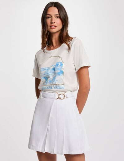 Geplooide jeansrok helder wit vrouw