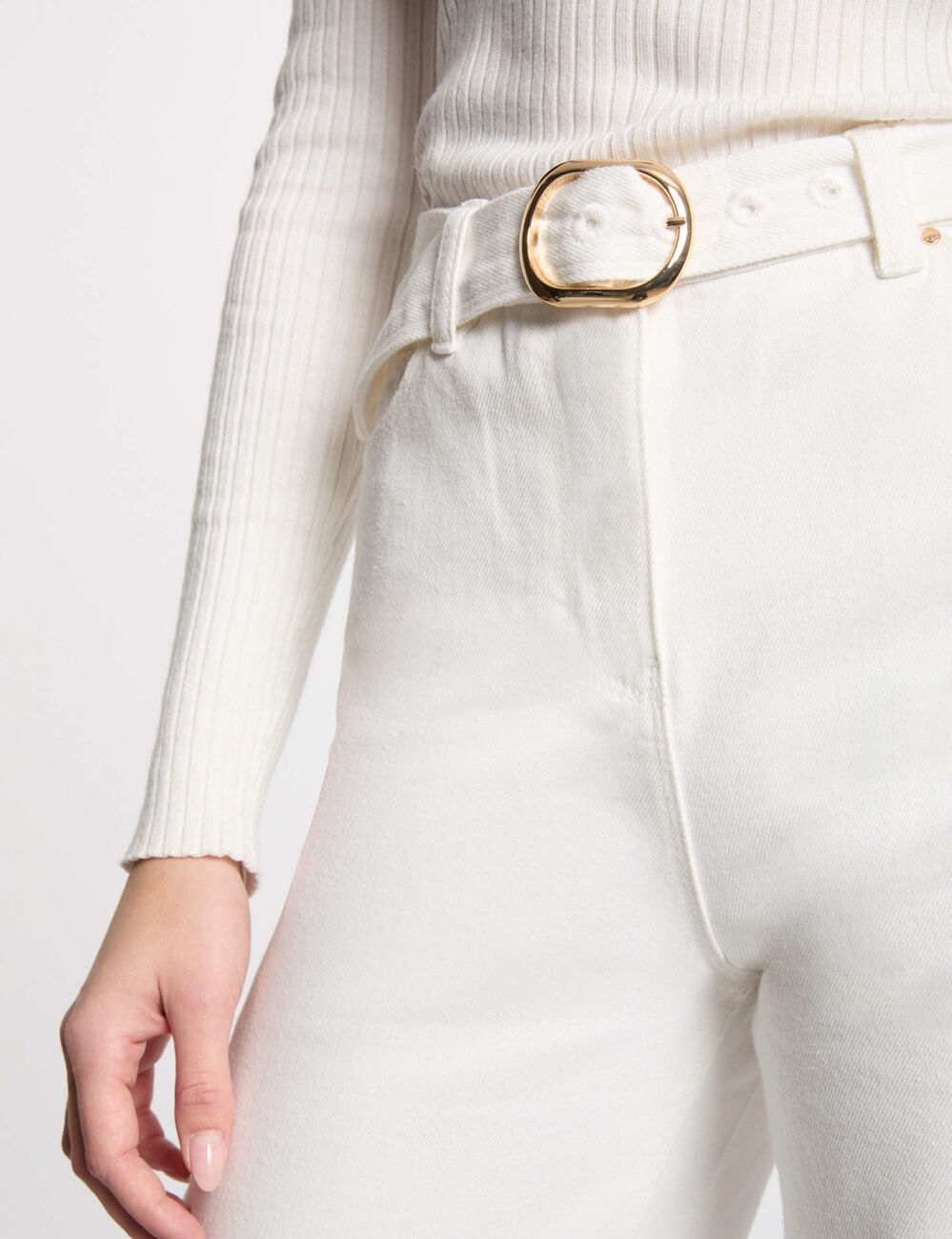 Jeans met wijde pijpen en ceintuur helder wit vrouw