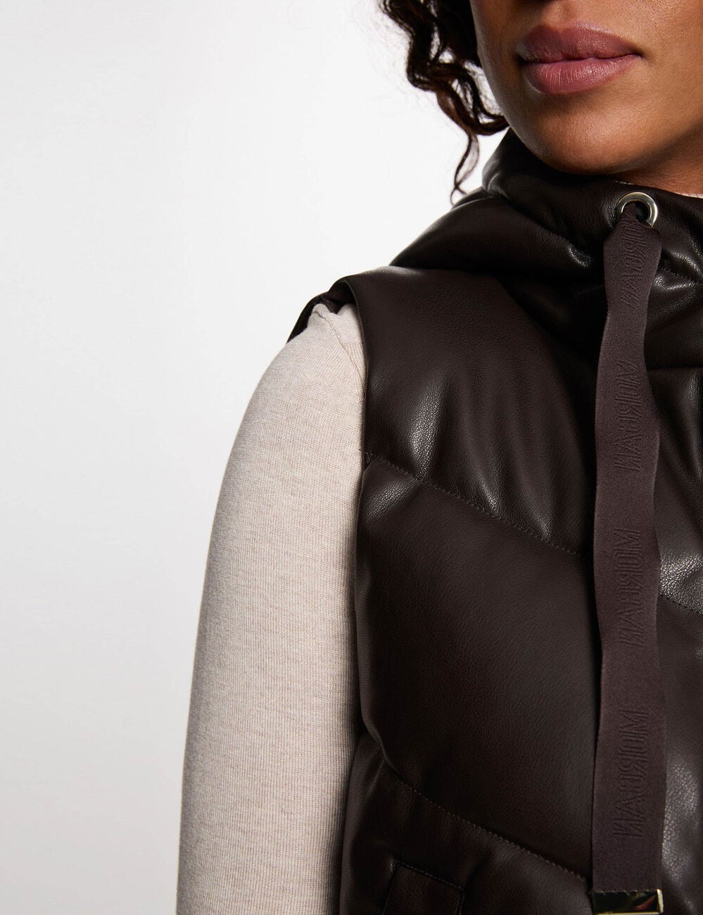 Doudoune droite &agrave; capuche simili cuir marron fonc&eacute; femme