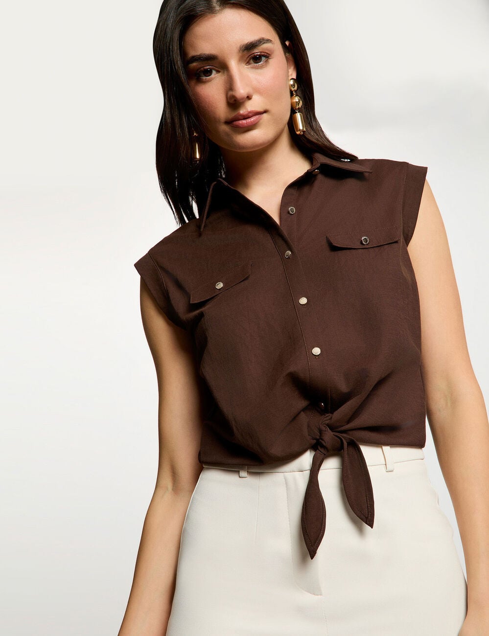 Chemise nou&eacute;e sans manches marron fonc&eacute; femme