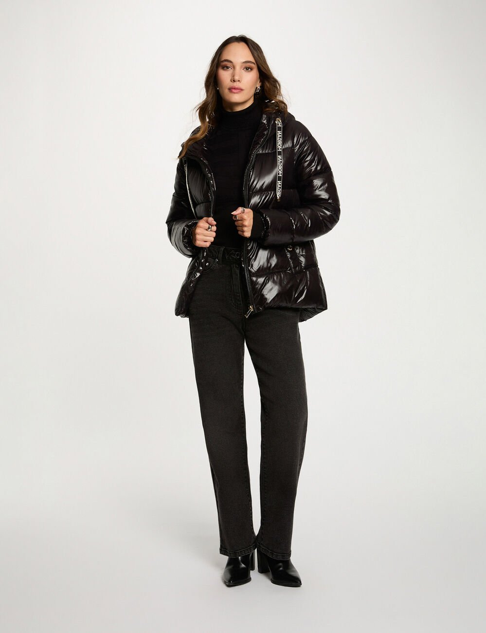 Glanzende korte donsjas zwart vrouw