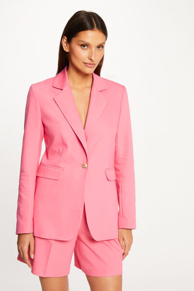 Getailleerd colbert met knopen roze vrouw