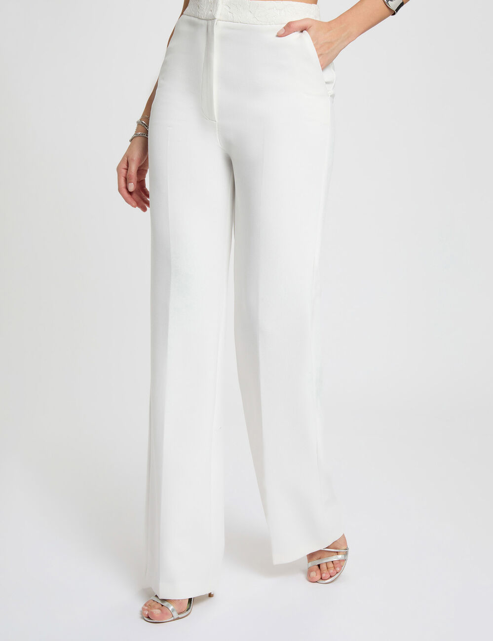 Hoge taille brede broek helder wit vrouw