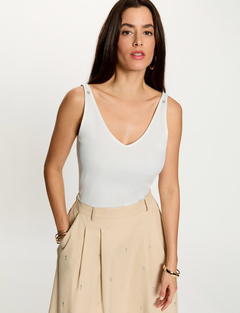 Glanzende V-hals tanktop helder wit vrouw