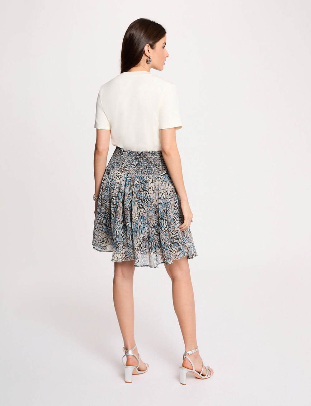 Korte zwierige rok meerkleurig vrouw