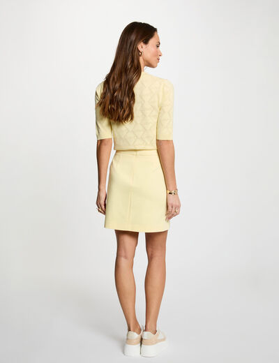 Korte rok met knopen lichtgeel vrouw