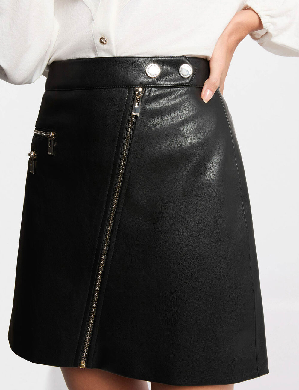 Nauwsluitende korte rok zwart vrouw