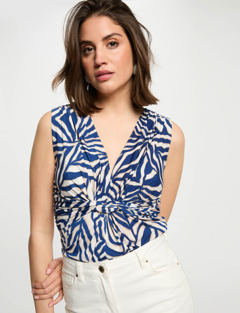 Mouwloze tanktop helder wit vrouw