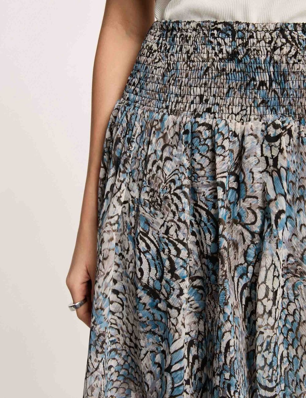 Korte zwierige rok meerkleurig vrouw