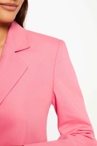 Getailleerd colbert met knopen roze vrouw