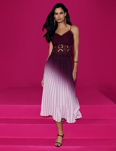 Lange geplooide rok pruim vrouw