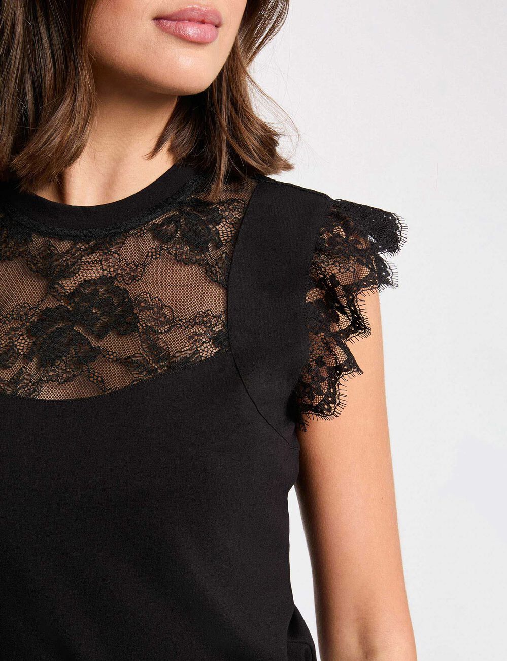 T-shirt dentelle col montant noir femme