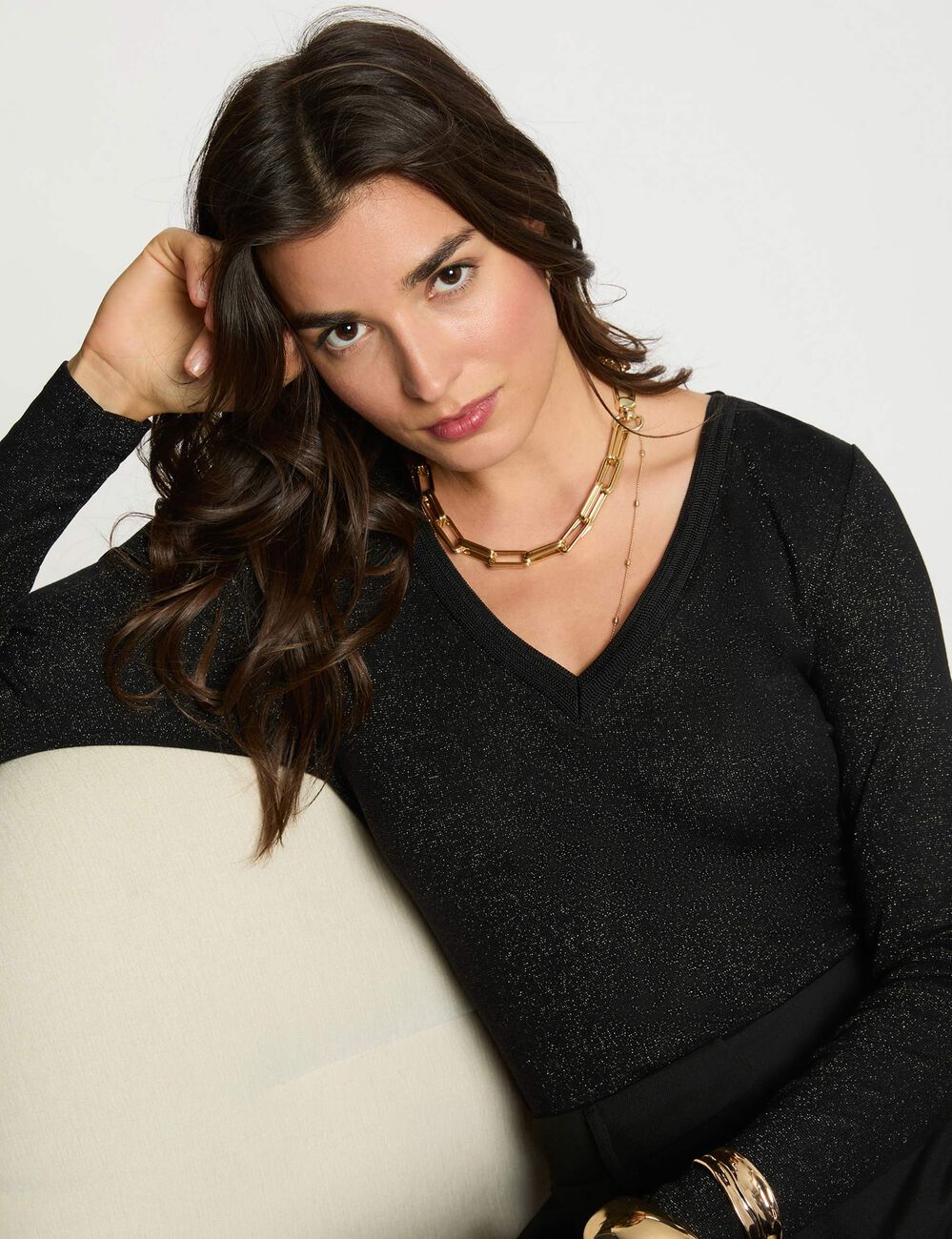 T-shirt cintr&eacute; col v noir femme