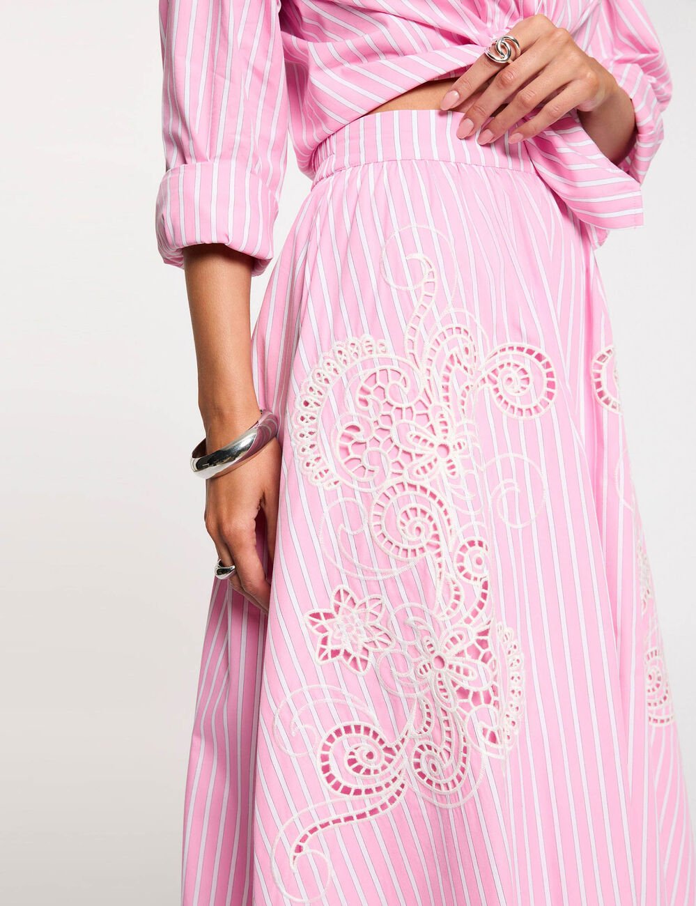 Lange, uitlopende rok roze vrouw