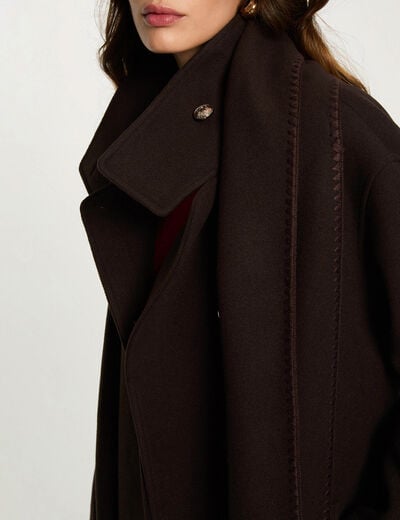 Lange jas met opstaande kraag donker bruin vrouw