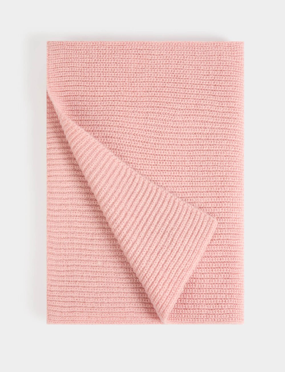 Gebreide sjaal poeder roze vrouw