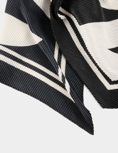 Geplooide sjaal helder wit vrouw