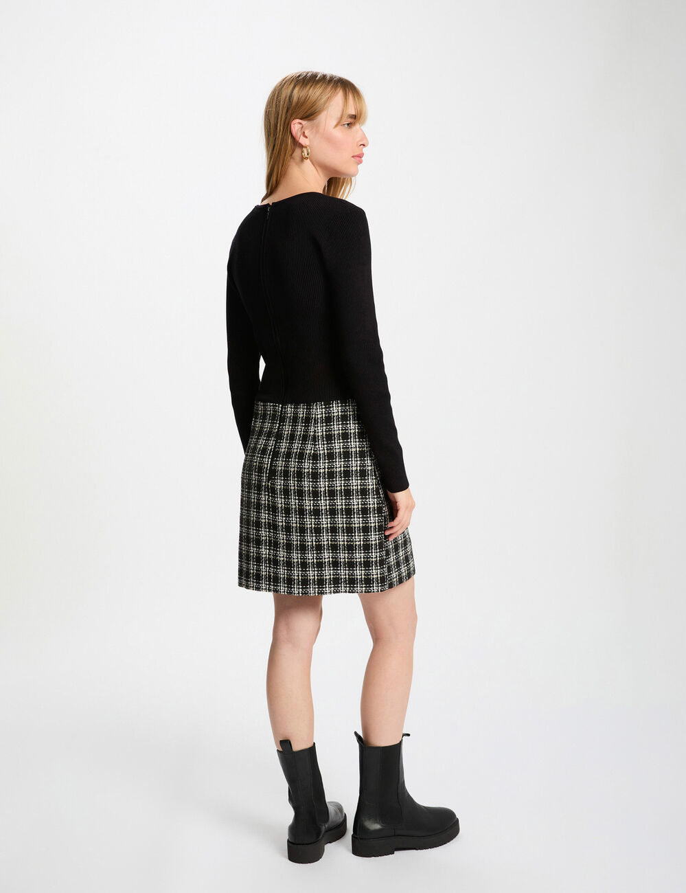 Nauwsluitende korte jurk zwart vrouw