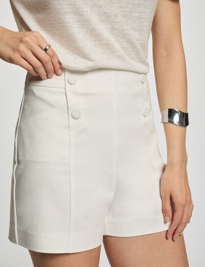 Rechte short met plooien helder wit vrouw