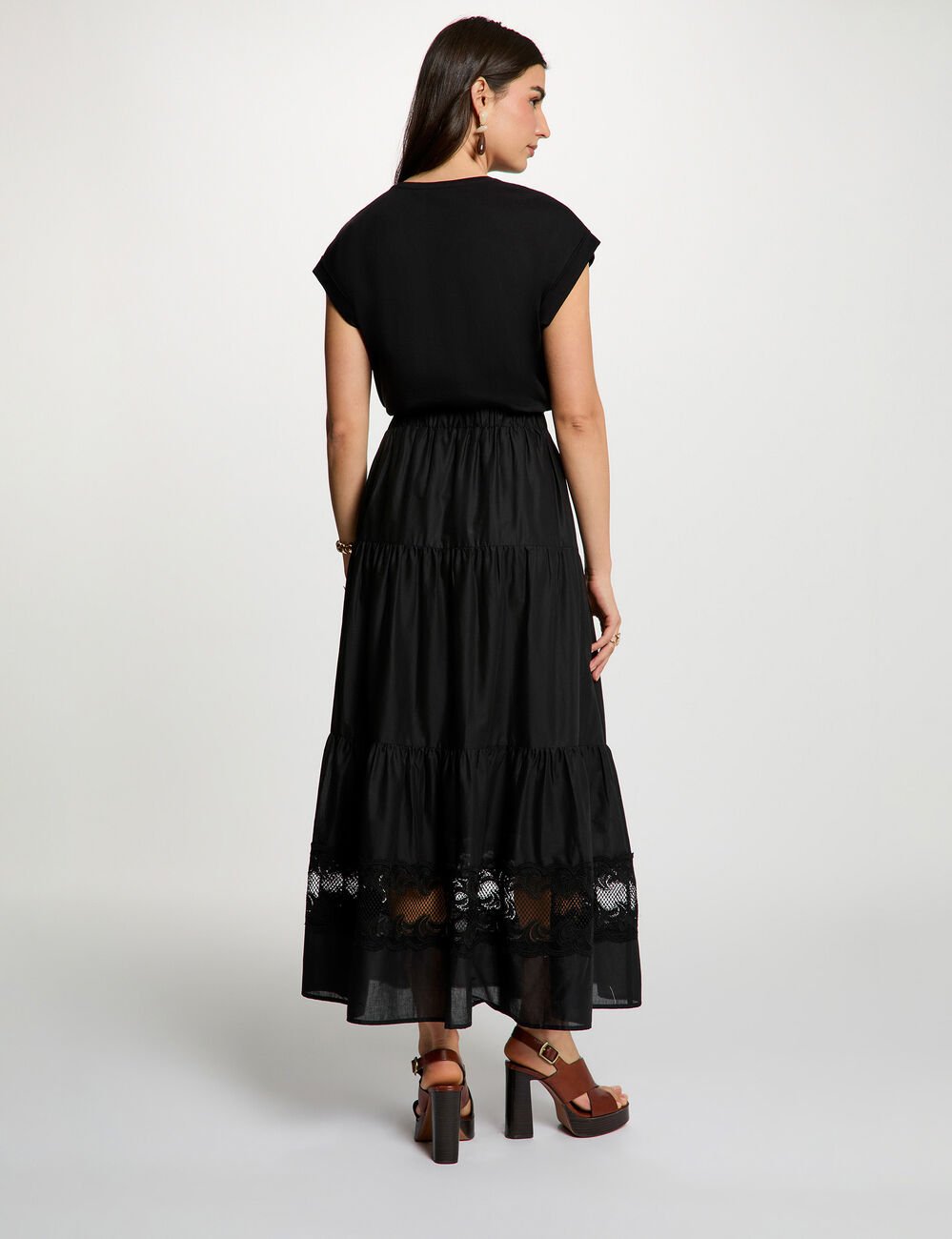 Lange rok met lagen zwart vrouw