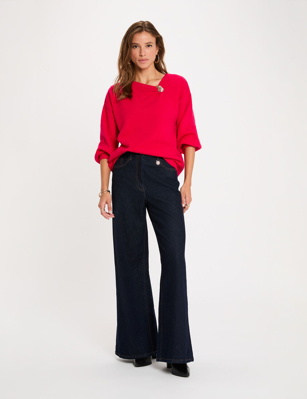 Pull asym&eacute;trique avec bijou rose vif femme
