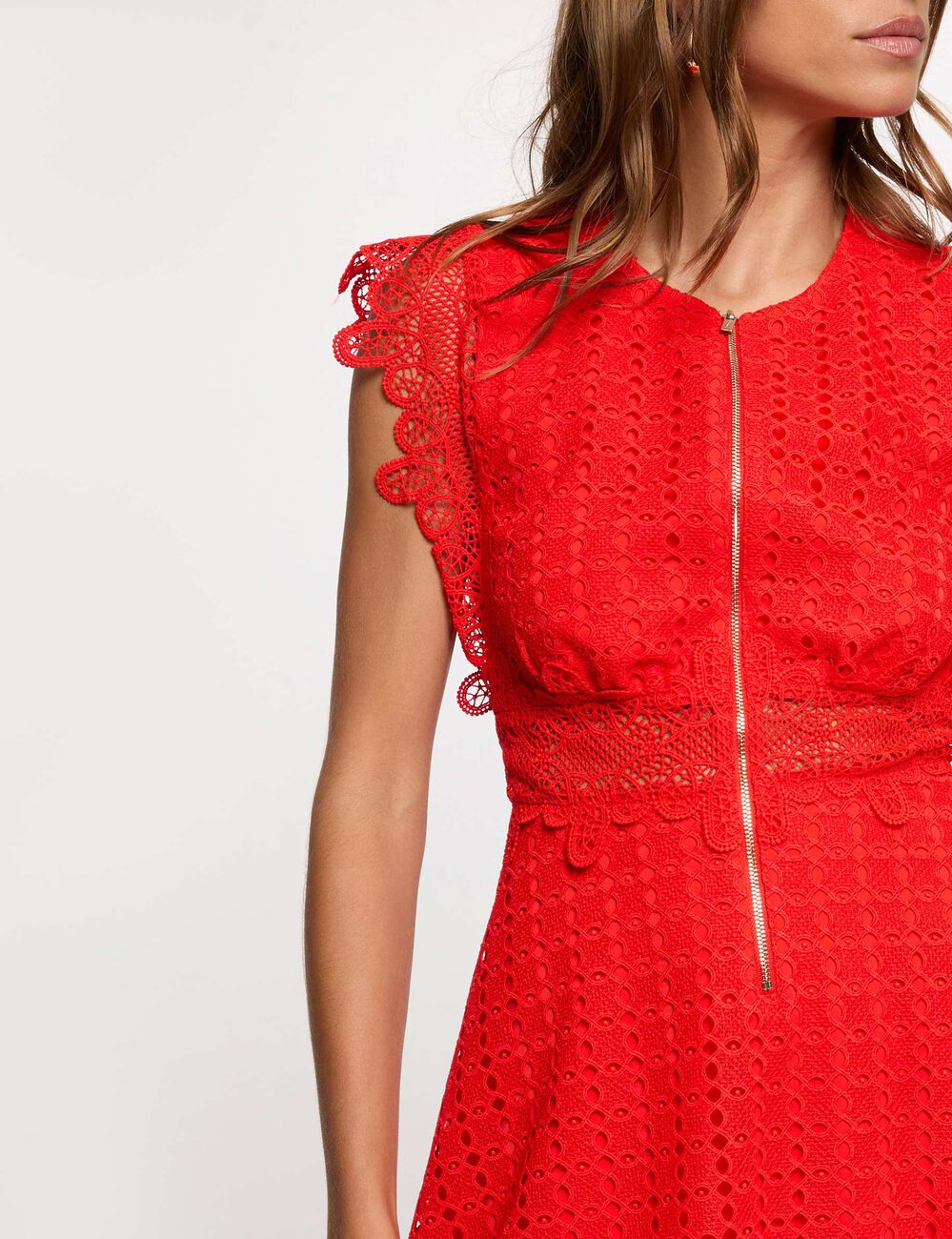 Robe courte &eacute;vas&eacute;e dentelle rouge vif femme