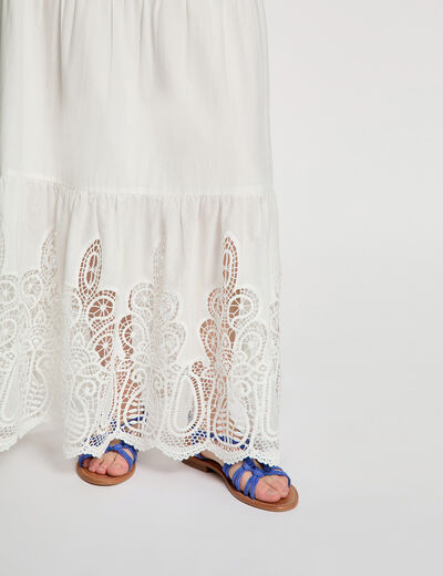 Lange rok met kanten details helder wit vrouw