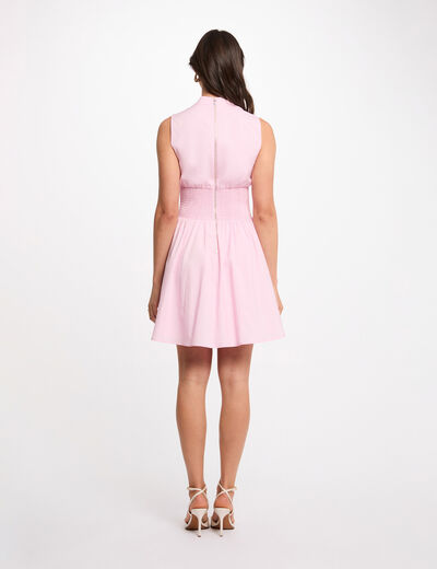Korte jurk met V-hals roze vrouw