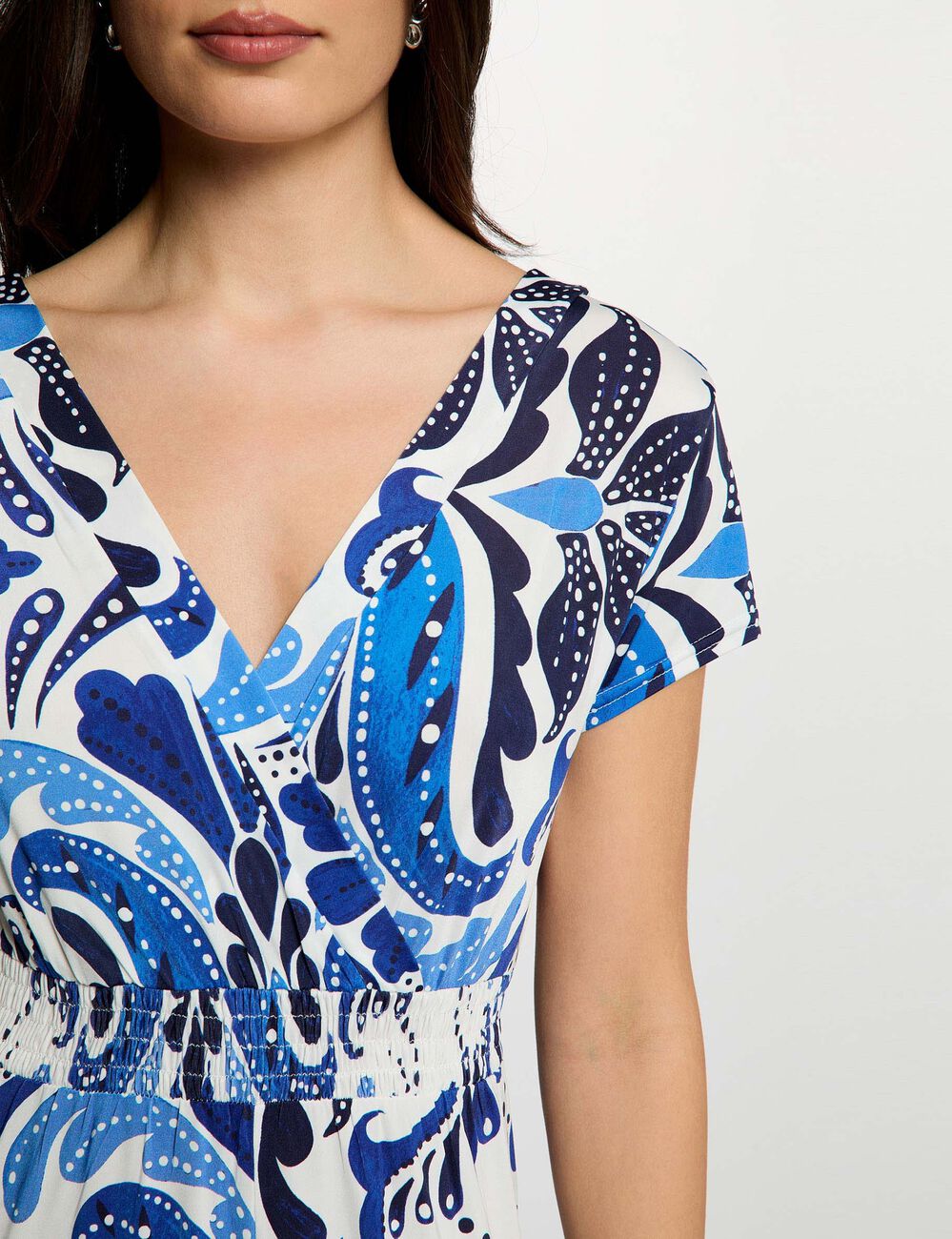 Lange, vloeiende jurk meerkleurig vrouw