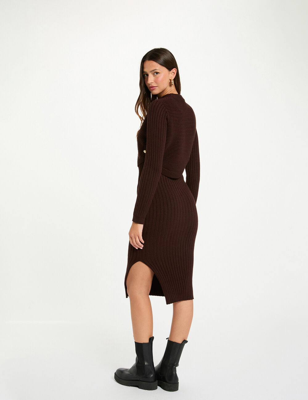 Getailleerde gebreide jurk donker bruin vrouw