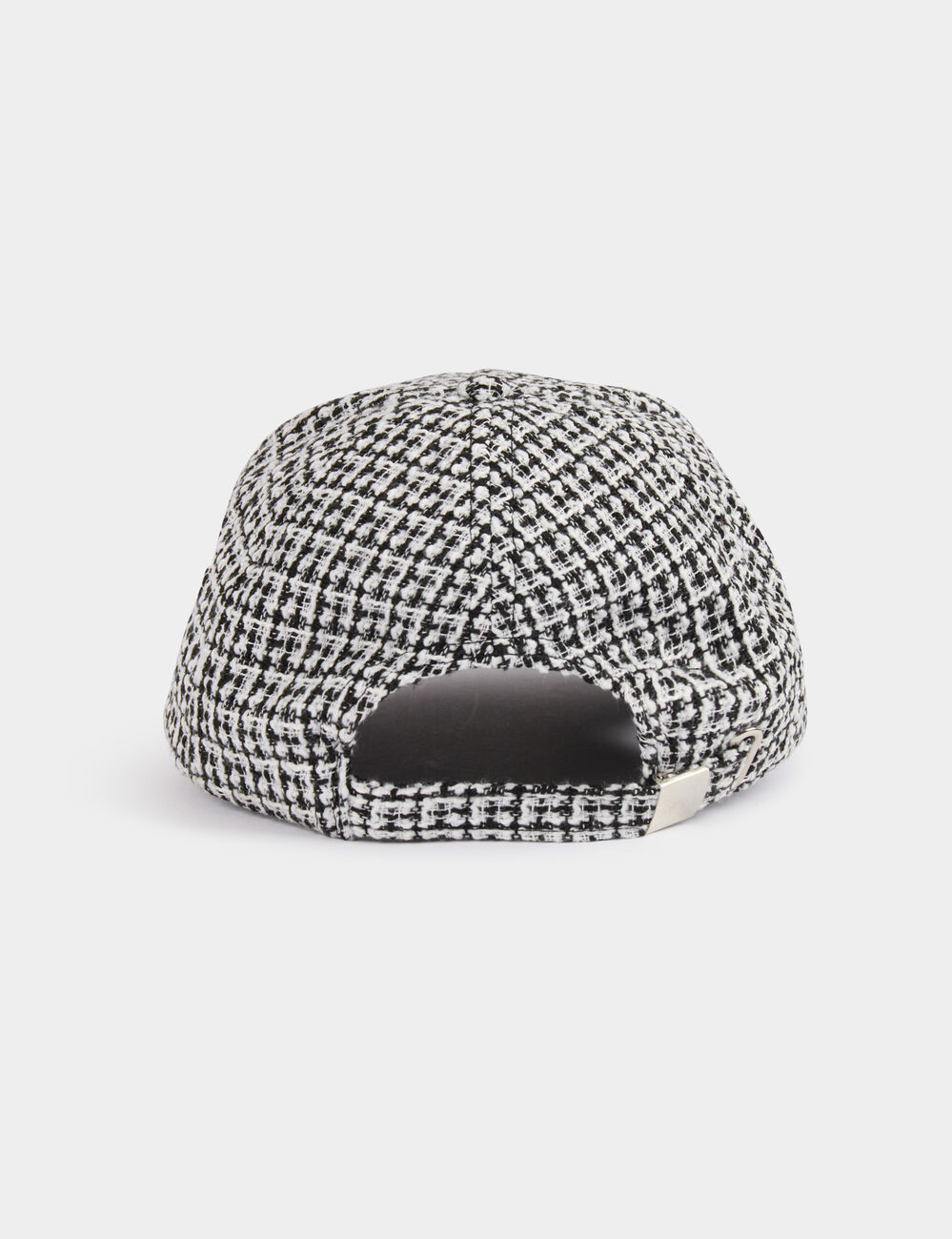 Tweed pet met strassletter M helder wit vrouw