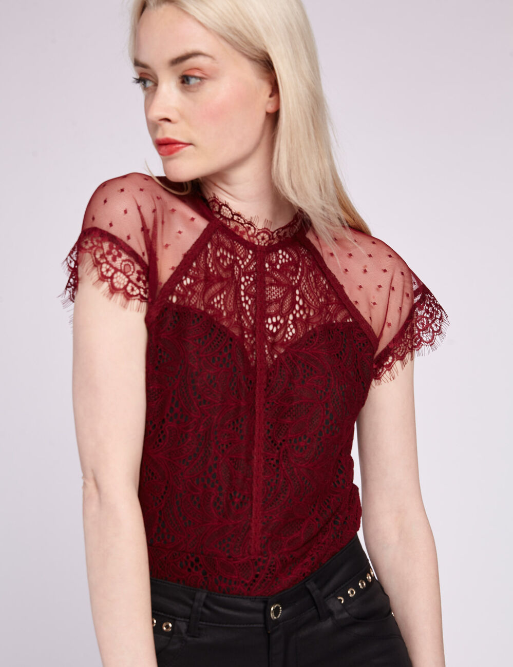 Blouse manches courtes dentelle plumetis bordeaux femme