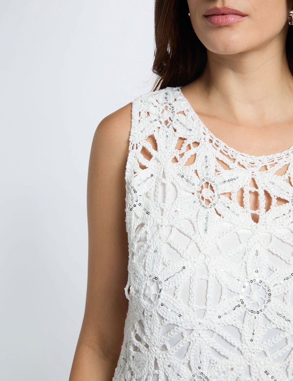 Getailleerde gebreide jurk helder wit vrouw