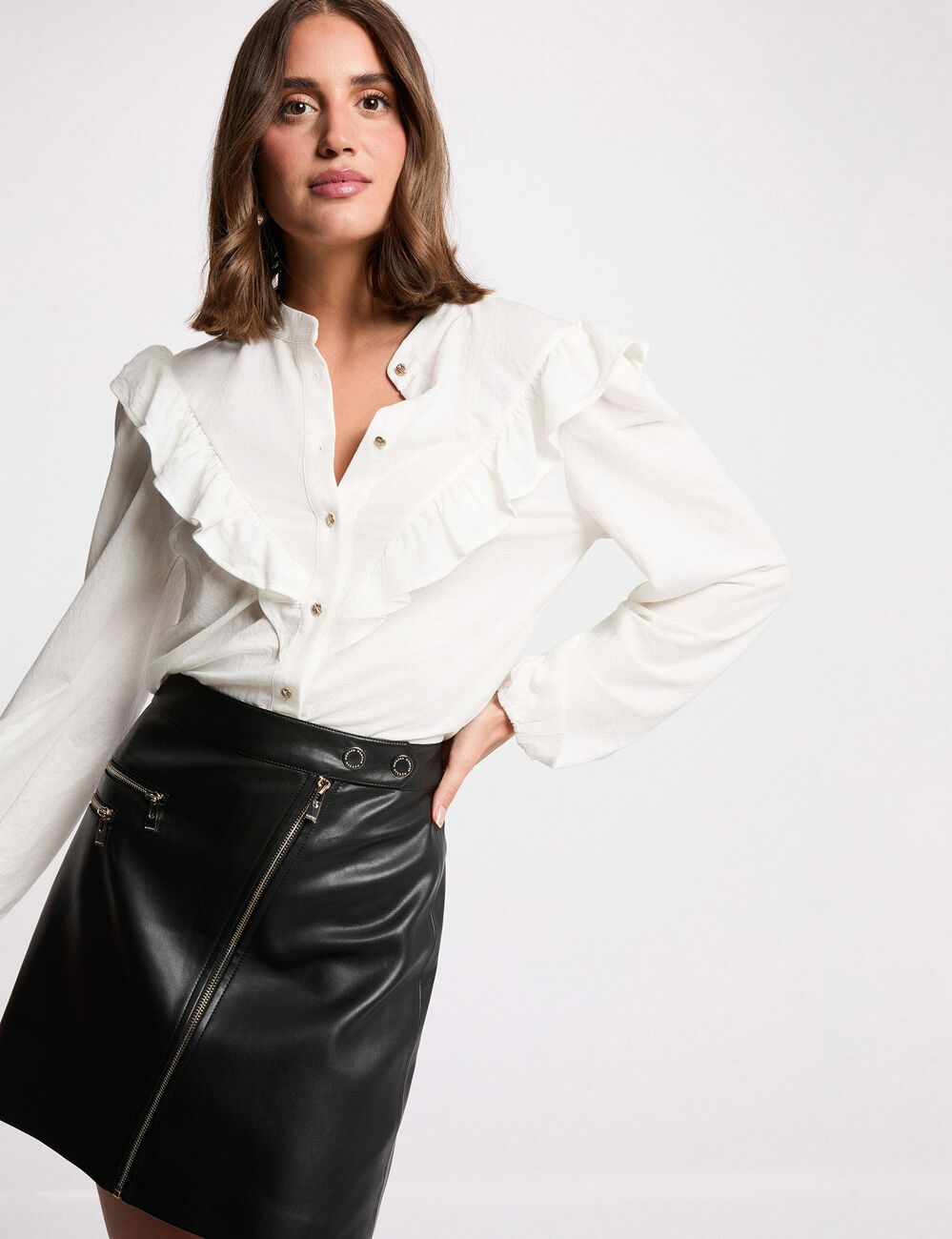 Nauwsluitende korte rok zwart vrouw