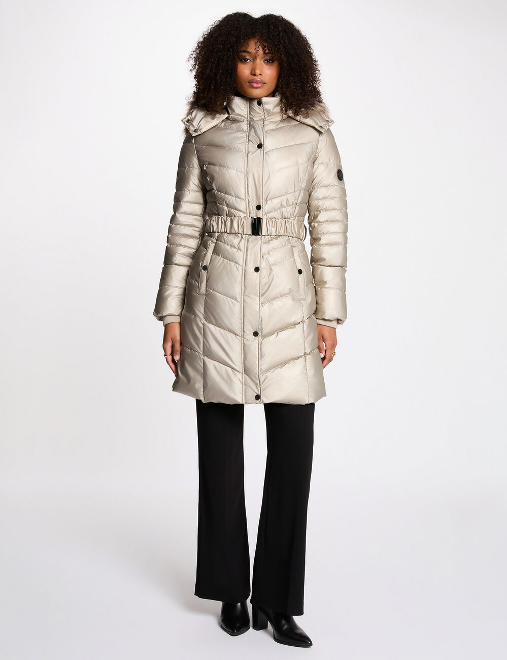 getailleerde halflange donsjas goudgeel vrouw Getailleerde halflange donsjas goudgeel vrouw