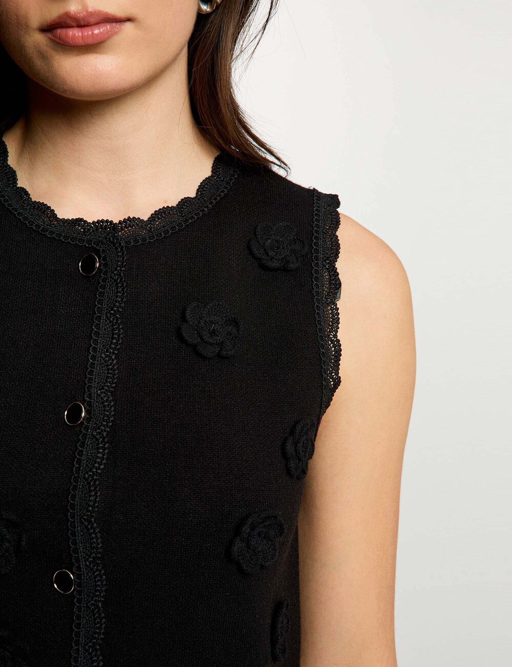 Gilet ajust&eacute; col rond noir femme