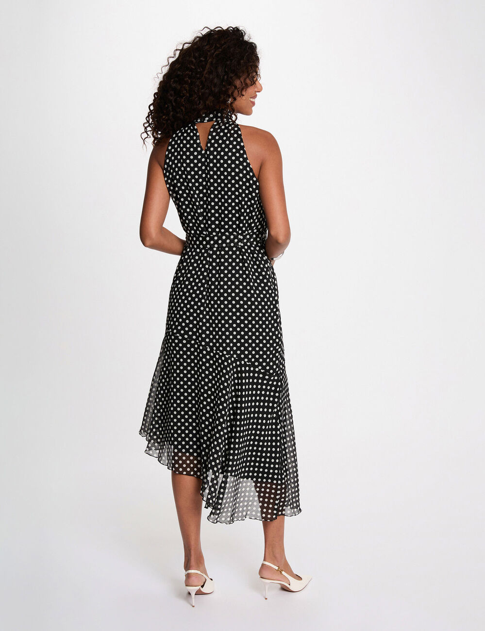 Vloeiende jurk met hoge kraag zwart vrouw