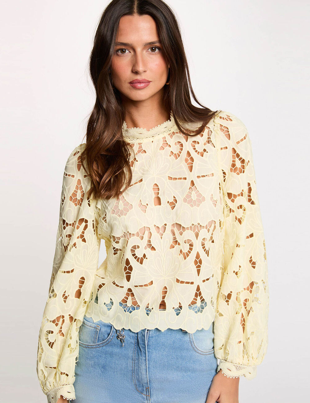 Blouse met borduursel en hoge kraag pastel geel vrouw