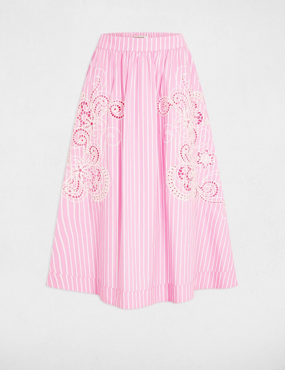 Lange, uitlopende rok roze vrouw