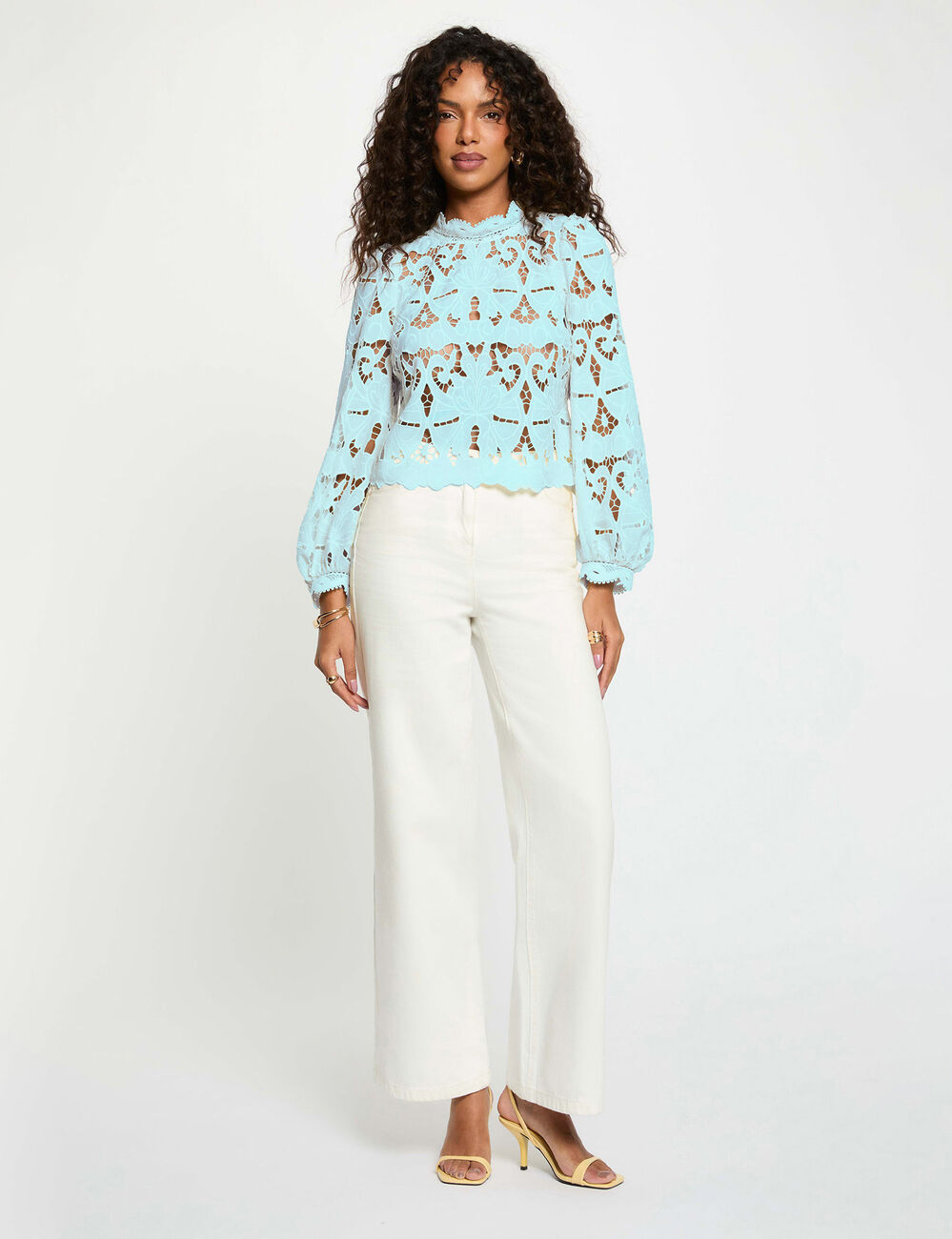 Blouse broderie col montant bleu ciel femme