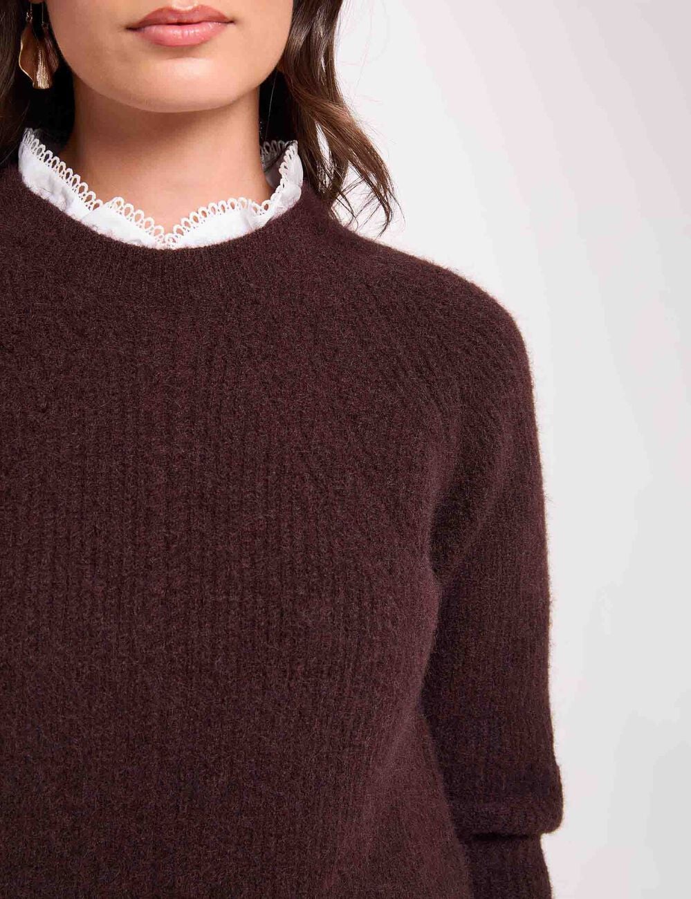 Trui met ronde hals en blouse-details donker bruin vrouw